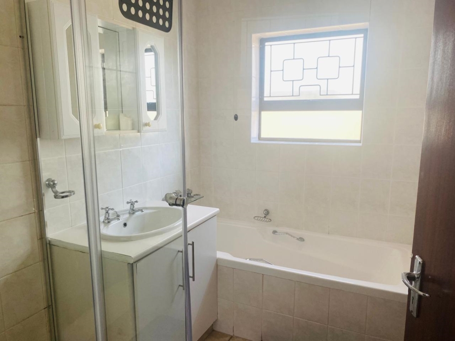 4 Bedroom Property for Sale in Summerstrand Eastern Cape